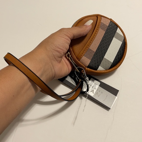 Designer inspired coin/change wristlet - Picture 5 of 7